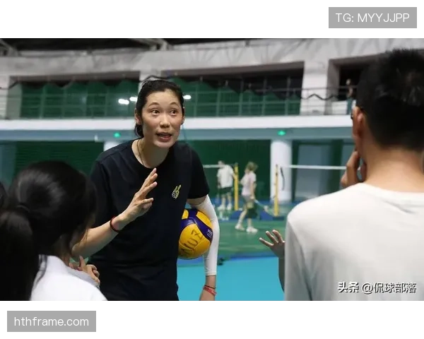 朱婷赛场像铁娘子，下了场拽着几个名牌袋子，我这穷人视角直冒汗